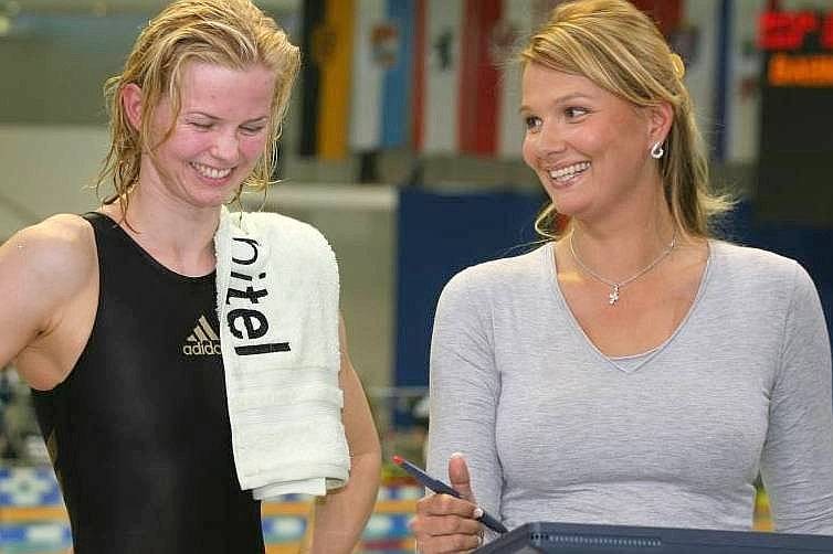 ...interviewt sie ihre Kollegin und Nachfolgerin Britta Steffen. Sogar im Reitsport kennt sie sich aus...