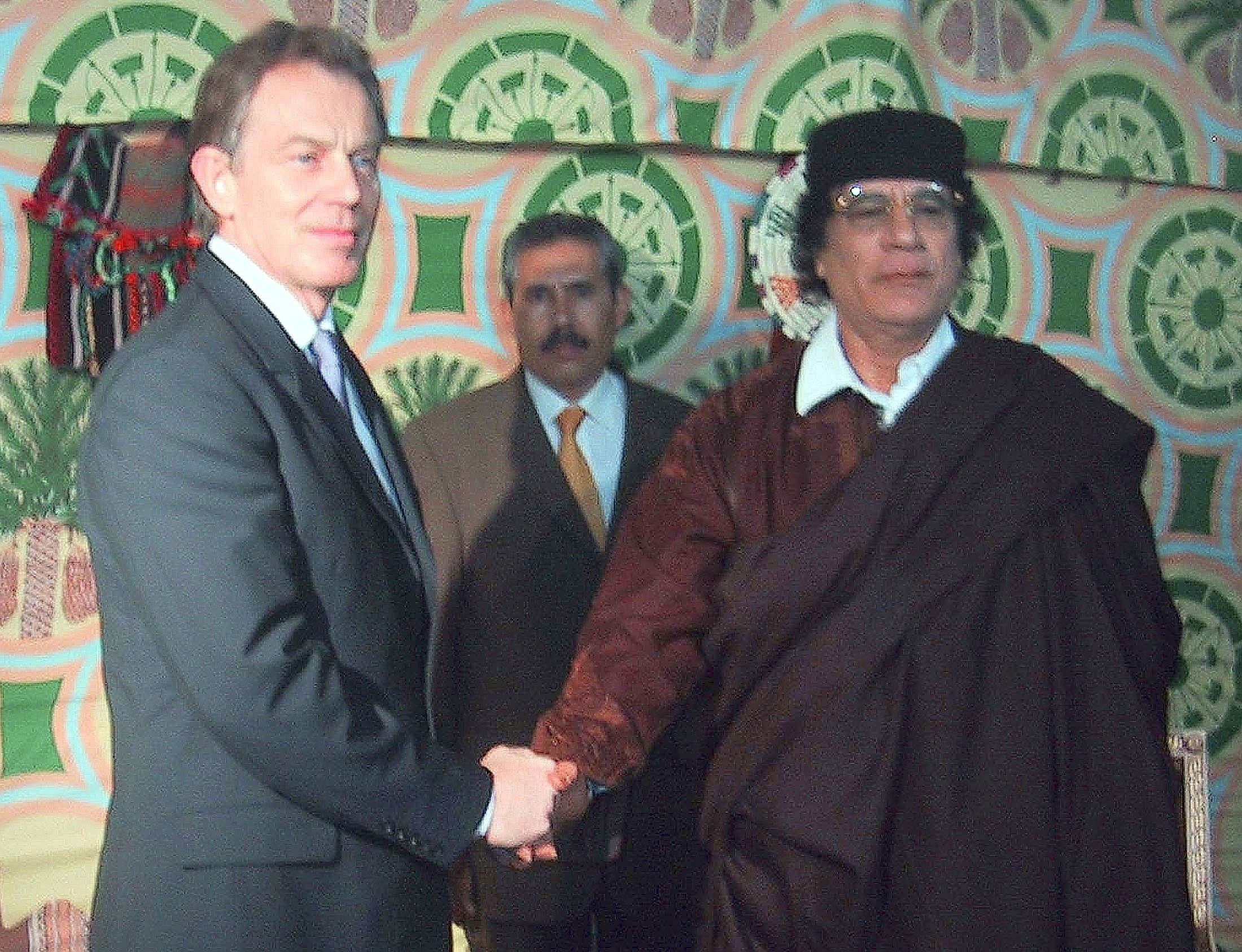 Ein Foto vom 25. März 2004 mit dem damaligen britischen Premierminister Tony Blair. Gaddafi hatte sich zuvor vom Terrorismus abgekehrt. 2003 hatte Libyen die Verantwortung  für das Flugzeugattentat von Lockerby (1988) übernommen.