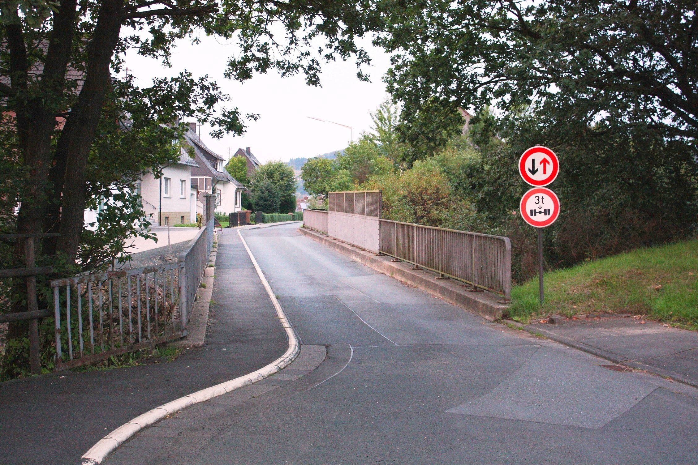 Beispiel 16: Der Neubau einer Brücke in Wilnsdorf im Siegerland war eigentlich nicht notwendig - nur 300 Meter entfernt gibt's die nächste. Trotzdem lässt die Stadt bauen. Begründung: Das Land übernimmt die Kosten. Vergessen hat man nur, dass auch dieses Geld vom Steuerzahler stammt, kritisiert der Bund der Steuerzahler.