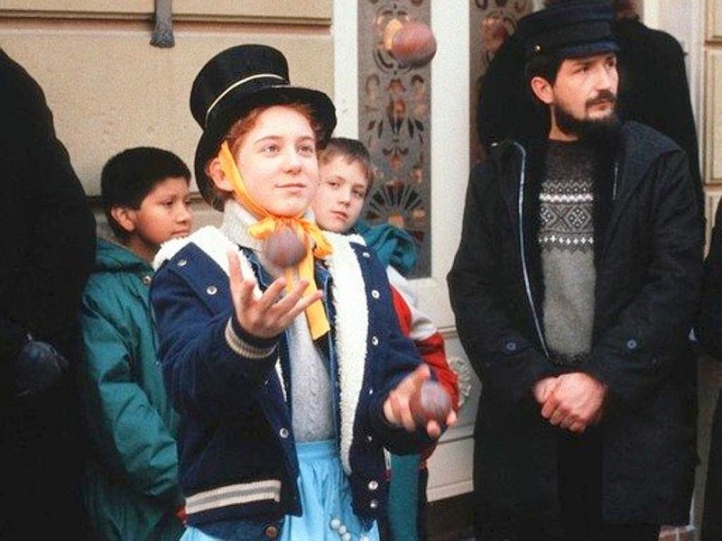 ...bleibt in der Lindenstraße wie im wahren Leben das Zirkusleben. Als 12-Jährige verdient sie sich so ihr erstes Geld mit Kunststücken, die sie...