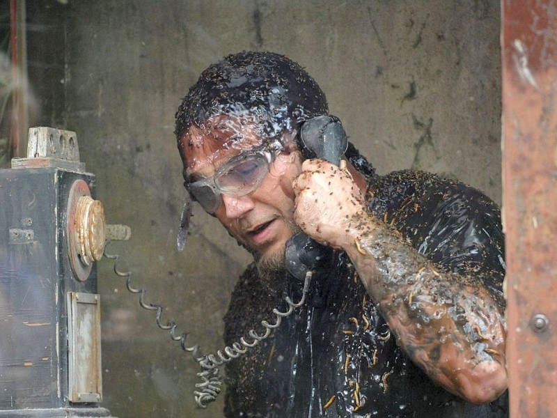 ... musste er sich im Telefon des Grauens den Fragen der drei ehemaligen ...