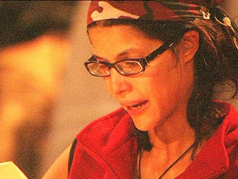 Micaela Schäfer liest die Zeilen von Ailtons Frau Rosalie vor.