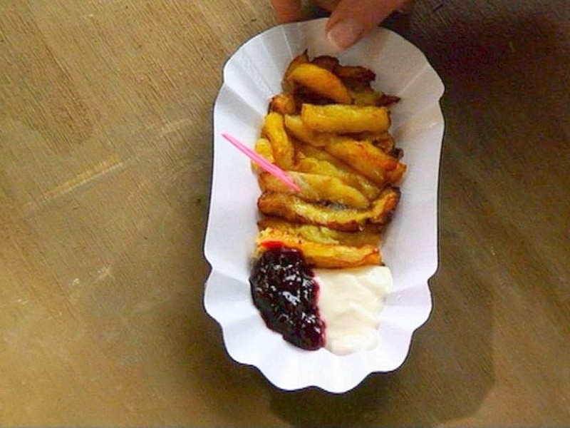 Die Pommes rot/weiß für Radost besteht aus stinkender Käse-Frucht mit Fischsoße.