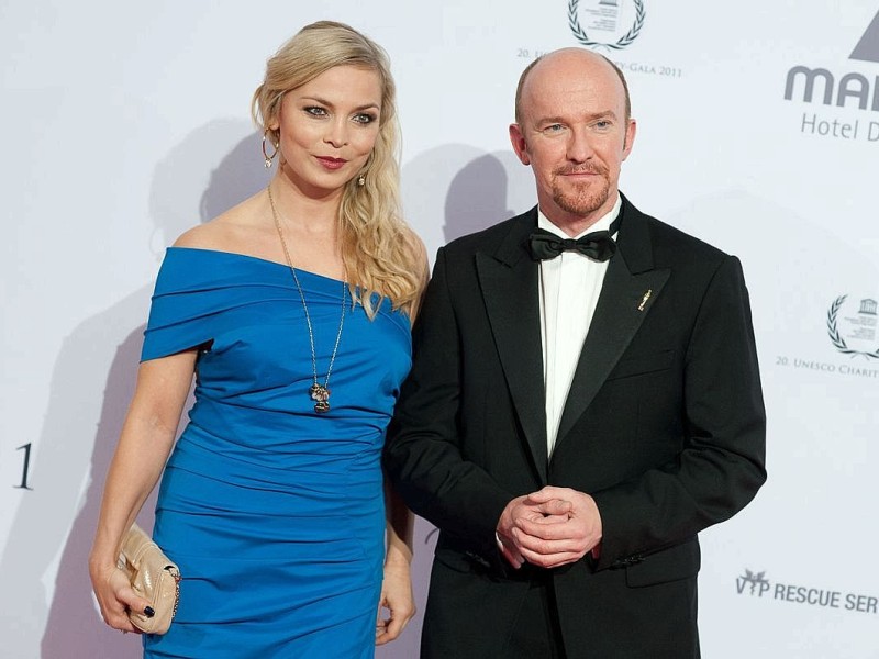 Regina Halmich und Peter Nottmeier auf dem roten Teppich. Am 19.11.2011 fand die 20.  Unesco Charity  Gala 2011 im maritim Hotel Düsseldorf statt. Bei der von Ute-Henriette Ohoven initiierten Veranstaltung werden Eintrittsgelder und Spenden zugunsten der Kinderprojekte der Unesco gesammelt. |  Foto: Uwe Schaffmeister