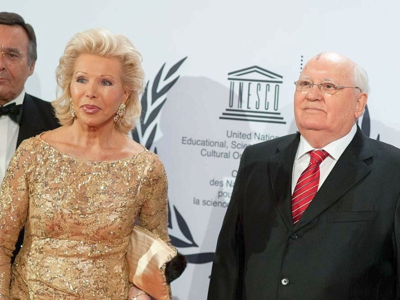 Mario und Ute-Henriette Ohoven mit Michail Gorbatschow auf dem roten Teppich. Am 19.11.2011 fand die 20.  Unesco Charity  Gala 2011 im maritim Hotel Düsseldorf statt. Bei der von Ute-Henriette Ohoven initiierten Veranstaltung werden Eintrittsgelder und Spenden zugunsten der Kinderprojekte der Unesco gesammelt. |  Foto: Uwe Schaffmeister