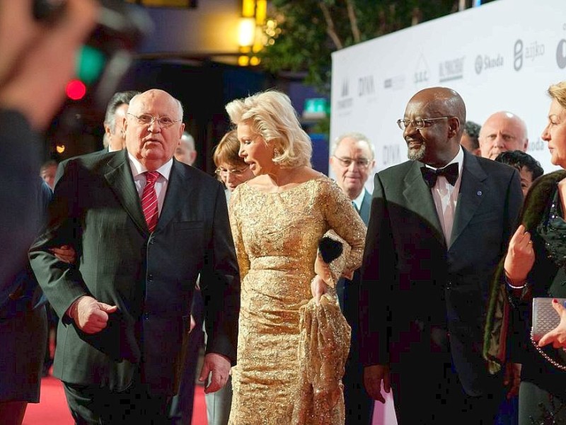 Michail Gorbatschow, Ute Henriette Ohoven und Getachew Engida auf dem roten Teppich. Am 19.11.2011 fand die 20.  Unesco Charity  Gala 2011 im maritim Hotel Düsseldorf statt. Bei der von Ute-Henriette Ohoven initiierten Veranstaltung werden Eintrittsgelder und Spenden zugunsten der Kinderprojekte der Unesco gesammelt. |  Foto: Uwe Schaffmeister