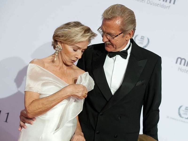 Schauspielerin Monika Peitsch und Sven Hansen-Hoechstaedt  auf dem roten Teppich. Am 19.11.2011 fand die 20.  Unesco Charity  Gala 2011 im maritim Hotel Düsseldorf statt. Bei der von Ute-Henriette Ohoven initiierten Veranstaltung werden Eintrittsgelder und Spenden zugunsten der Kinderprojekte der Unesco gesammelt. |  Foto: Uwe Schaffmeister