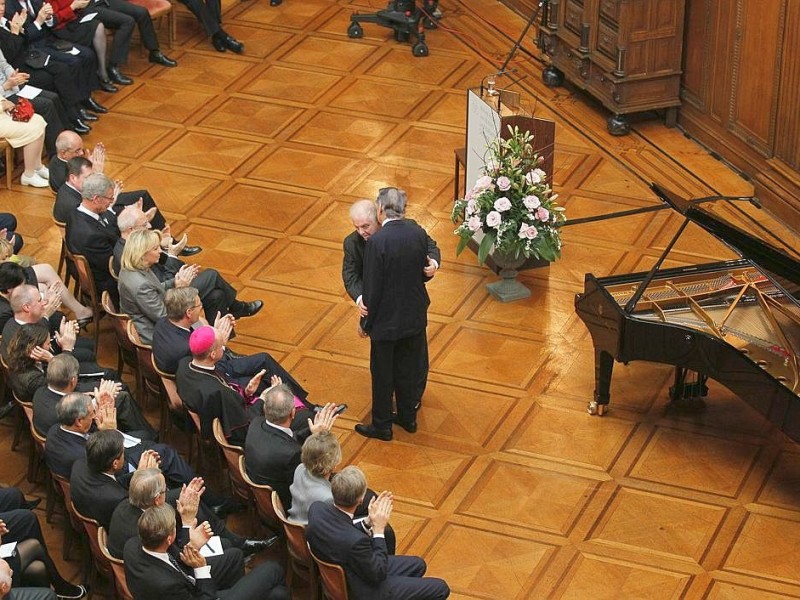 Er ließ es sich nicht nehmen, Berthold Beitz anschließend persönlich zu gratulieren. Foto: AFP