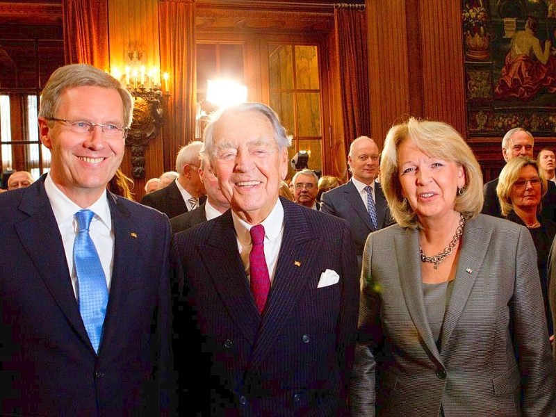 Bundespraesident Christian Wulff (v.l.), der Vorsitzende des Kuratoriums der Krupp-Stiftung, Berthold Beitz, sowie Nordrhein-Westfalens Ministerpraesidentin Hannelore Kraft (SPD)