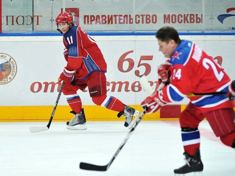 Wladimir Putin (l.) und der Ex-Spieler Sergei Makarov. Die ehemaligen Profis...