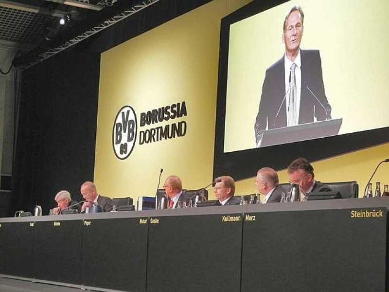 Aufsichtsrat und Geschäftsführung auf dem Podium - GF Hans-Joachim Watzke, am Rednerpult, Harald Heinze, GF Thomas Treß, Aufsichtsratsvorsitzender Gerd Pieper, Notar Dr. Lutz Aderhold, Bernd Geske, Christian Kullmann, Friedrich Merz, Peer Steinbrück (v.l.n.r.)