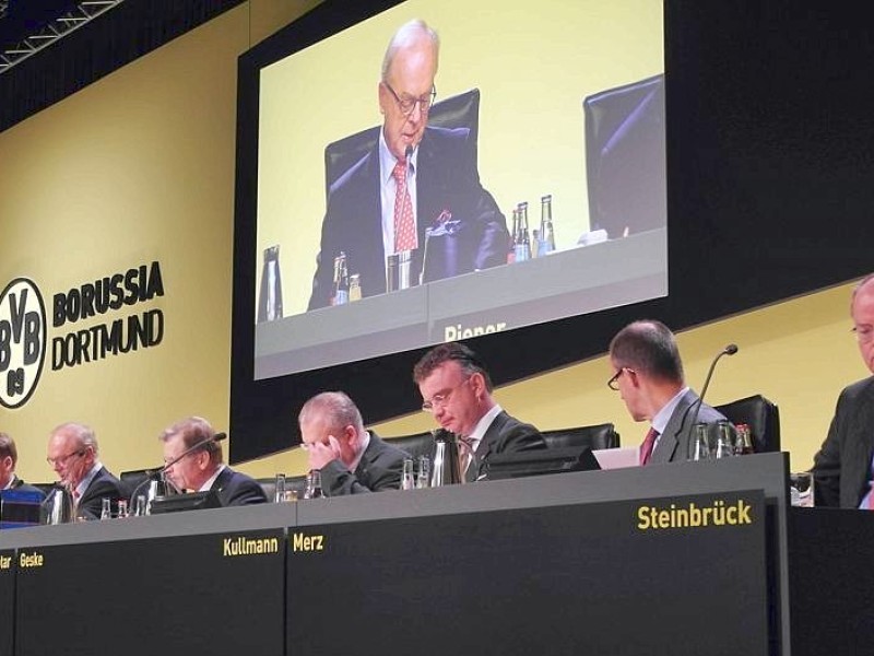 Aufsichtsrat und Geschäftsführung auf dem Podium - Harald Heinze, GF Thomas Treß, GF Hans-Joachim Watzke, Aufsichtsratsvorsitzender Gerd Pieper, Notar Dr. Lutz Aderhold, Bernd Geske, Christian Kullmann, Friedrich Merz, Peer Steinbrück (v.l.n.r.)