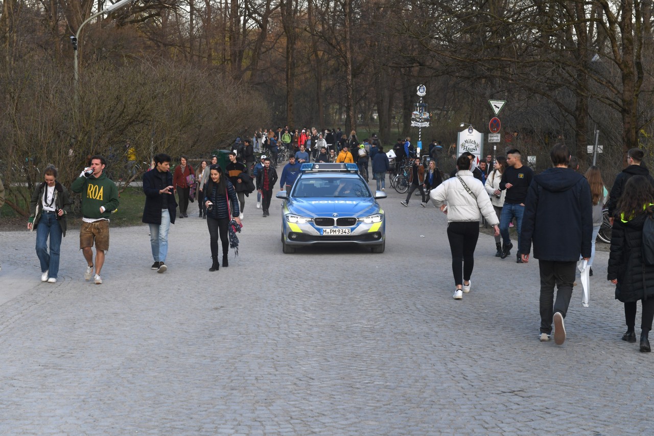 Eine Polizeistreife im Englischen Garten München. (Symbolbild) 