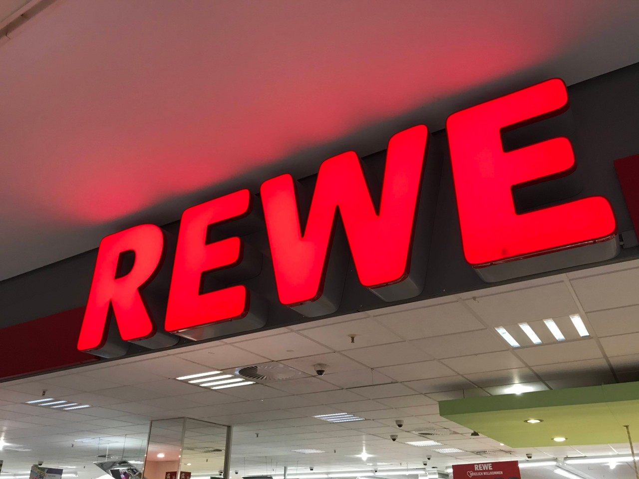 Rewe: Der Supermarkt wirbt mit einem Porno-Spruch an der Fleischtheke. (Symbolbild)