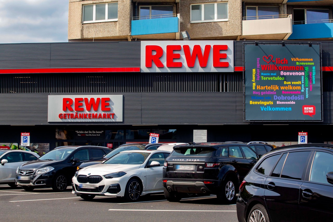 Was ein Rewe-Kunde auf dem Parkplatz erlebte, macht ihn mehr als wütend. (Symbolbild)