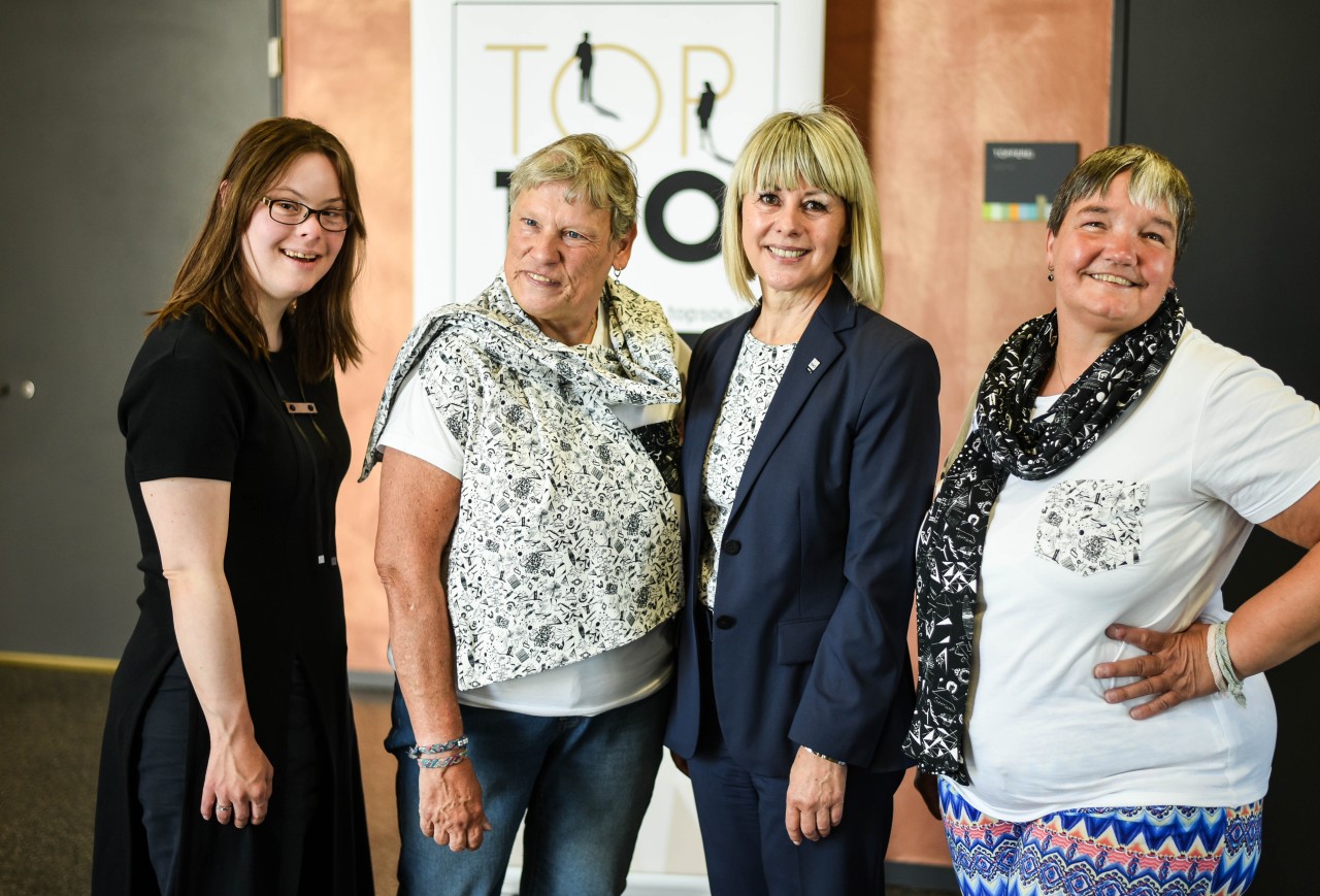 Roselyn Rogg hier mit Mitarbeitern bei einer Veranstaltung: Sie verdiente in der Duisburger-Behinderten-Werkstatt zwar ein sehr hohes Gehalt, doch behinderte Mitarbeiter bekommen ein unterdurchschnittliches Gehalt. 