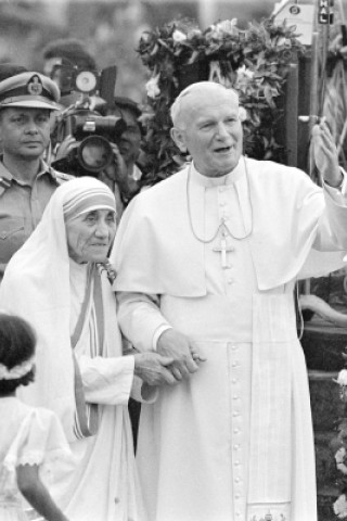 So schnell wie Mutter Teresa wurden bisher wenige heilig gesprochen, in modernen Zeiten war es nur Papst Johannes Paul II. Sechs Jahre nach ihrem Tod im Jahr 1997 wurde sie von ihm selig gesprochen. Nachdem in der katholischen Kirche zwei „Wunder“ für eine Heiligsprechung nötig sind, fand sich 2015 dann die zweite wundersame Tat, für die Mutter Teresa verantwortlich sein soll: Ein Brasilianer wurde ohne wissenschaftliche Erklärung von einer Erkrankung des Gehirns geheilt, nachdem er die Nonne um Hilfe gebeten haben soll. 