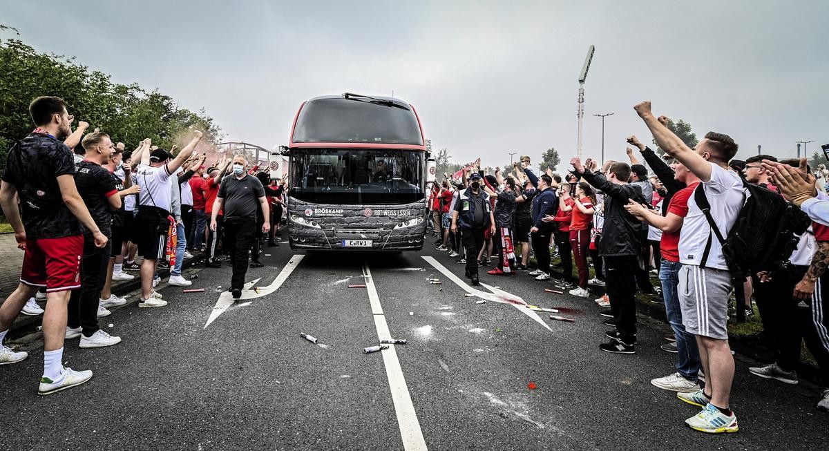 So wurden die Spieler auf der Fahrt zum letzten Saisonspiel verabschiedet. Solche Szenen wollen Stadt und Polizei nun vermeiden. 