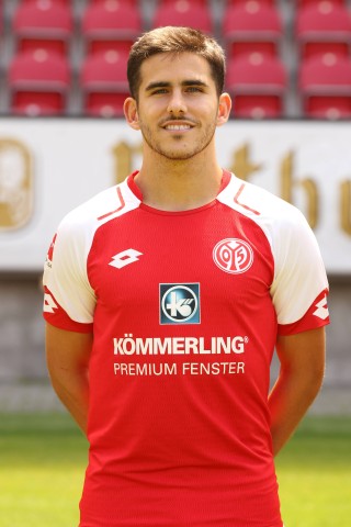 Jairo Samperio sucht gerade händeringend nach einem neuen Verein. Der Linksaußen von Mainz 05 wurde bis zum 31. August von seinem Verein freigestellt, um einen neuen Arbeitgeber zu finden. Einen ersten Kontakt gab es mit Hannover 96. Dort scheiterten die Verhandlungen aber an den Gehaltsvorstellungen. Nun soll der HSV nach der schweren Verletzung von Nicolai Müller an dem Flügelstürmer interessiert sein. Auch der Name des FC Schalke kursiert in der Gerüchteküche. 