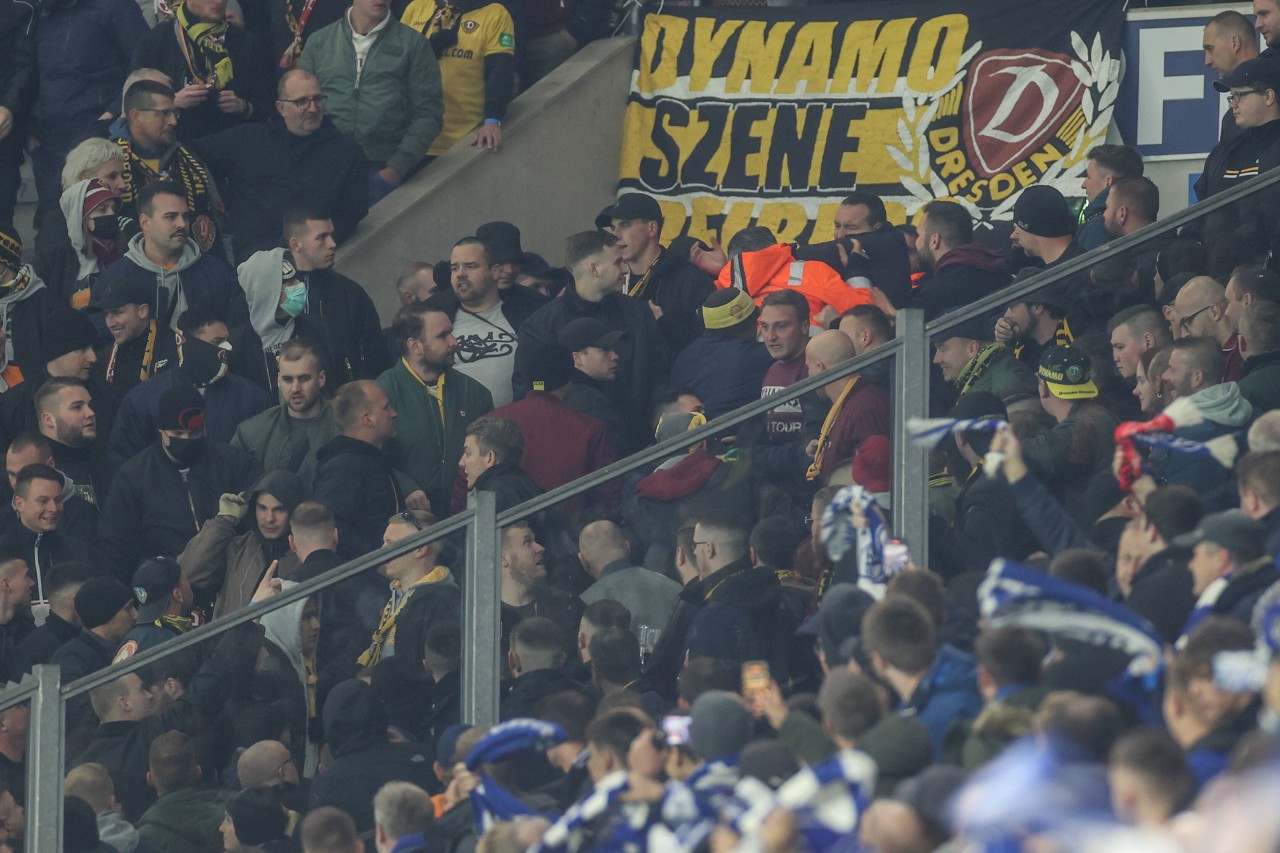 Schlägerei im Gästeblock: Beim Heimspiel des FC Schalke 04 wurden mehrere Ordner verletzt.