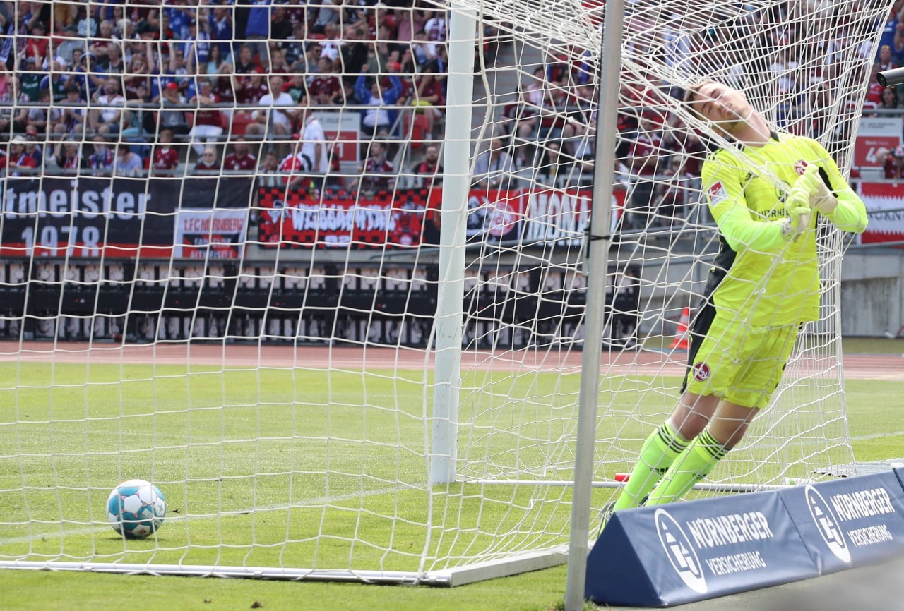 Nürnberg-Keeper Klaus wirft sich geschlagen ins Netz.