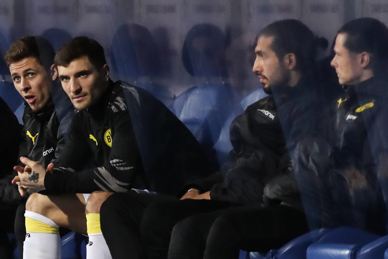 Thomas Meunier (2.v.l.) und Nico Schulz (r.) sind trotz hochdotierter Verträge bei Borussia Dortmund nur Bankdrücker.