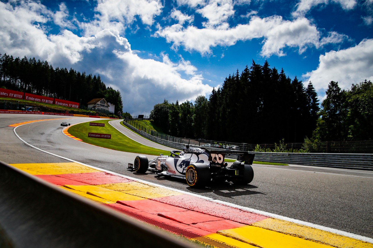 Das Chalet auf dem Hügel an der Eau Rouge in einem Rennen der Formel 1.