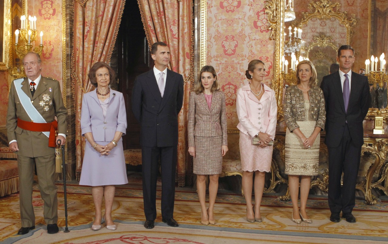 König Juan Carlos von Spanie, Königin Sofia, Kronprinz Felipe, Prinzessin Letizia, Prinzessin Elena, Prinzessin Cristina und ihr Ehemann Inaki Urdangarin (v.l.n.r.).