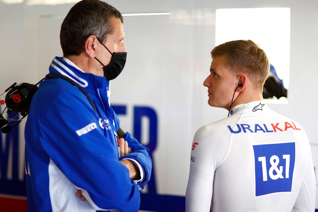 Mick Schumacher im Gespräch mit seinem Boss Günther Steiner.