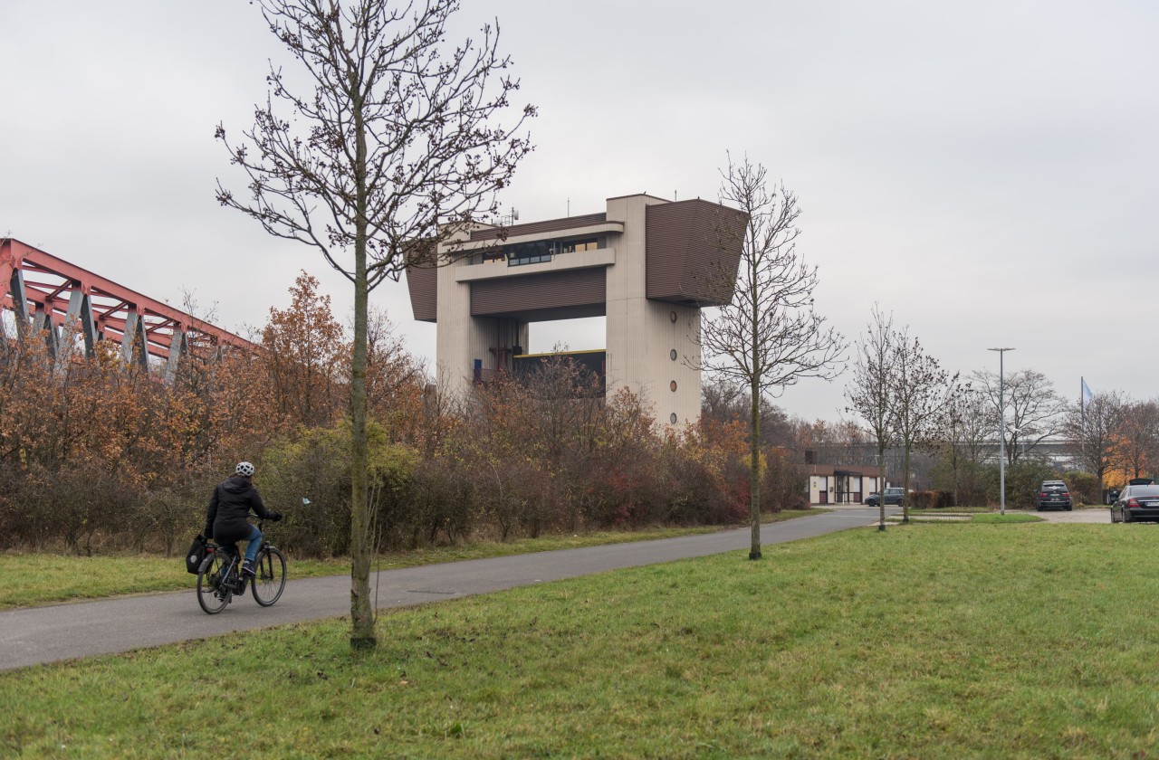 Blick auf den Parkplatz und die Grünfläche neben der Meidericher Schleuse am Donnerstag, den 25. November 2021 in Duisburg. Hier haben Jäger mit Hunden eine Treibjagd veranstaltet und die toten Wildtiere anschließend auf der Wiese nahe des Parkplatzes zusammengelegt - zum Entsetzen einiger Fußgängern, Radler und Eltern mit Kindern. 