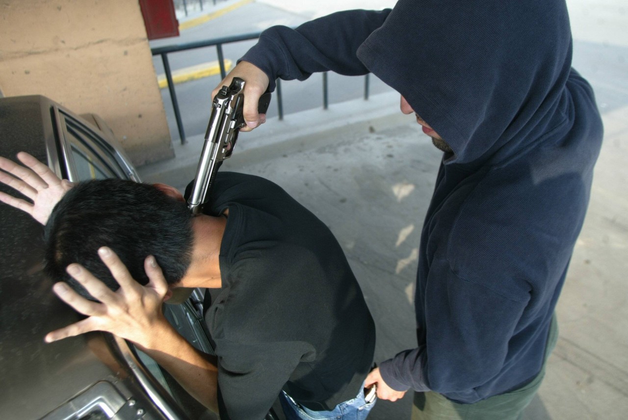 In Bochum ist ein Kioskbesitzer von zwei Männern mit vorgehaltener Waffe überfallen worden. (Symbolbild)