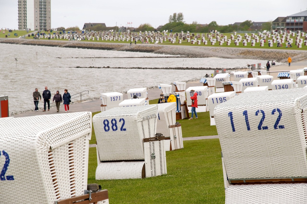 In Büsum hatten sich einige Touristen auf ihren Urlaub an der Nordsee gefreut. Doch dort angekommen, trifft sie der Schlag. (Symbolbild)