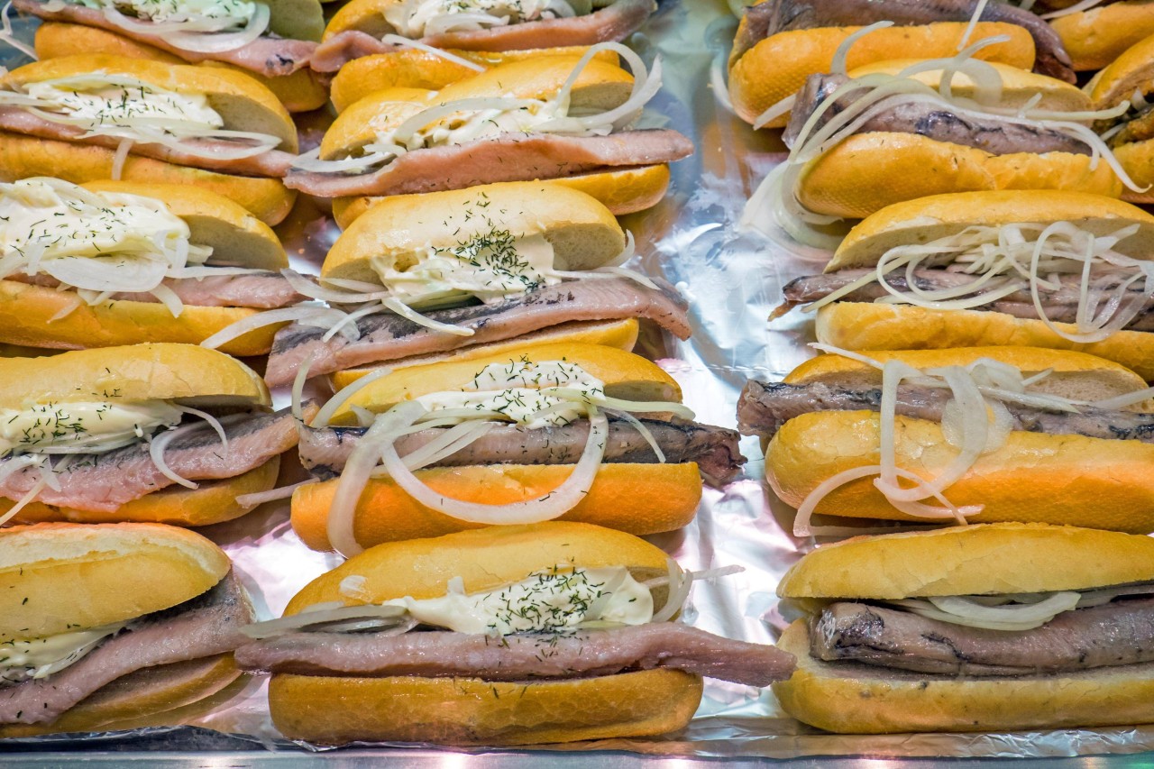 Urlaub an der Nordsee: Fischbrötchen gehören fest zum Snackangebot an der See. 