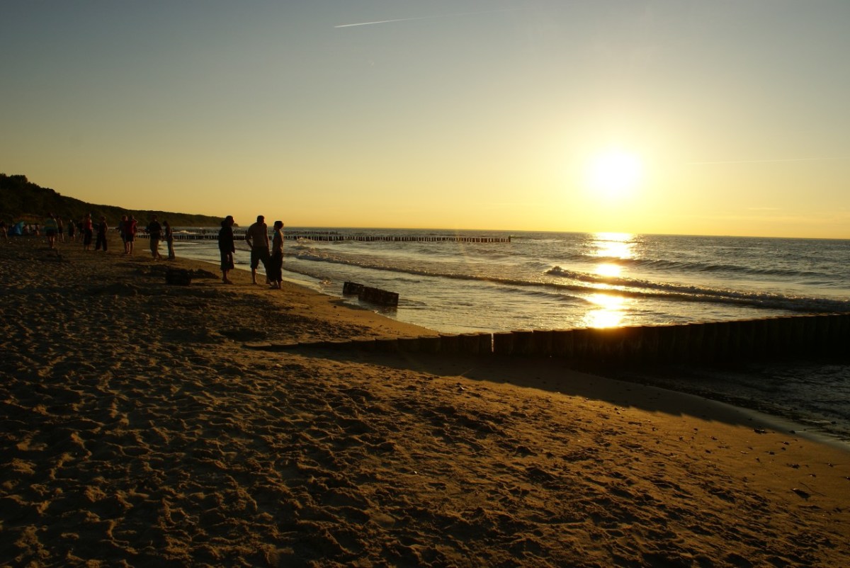 Urlaub an der Ostsee: Vier Männer haben eine unangenehme Erfahrung gemacht. (Symbolbild), Urlaub an der Ostsee: Am Strand von Zingst wurde eine vierköpfige Gruppe angegriffen. (Symblbild), Urlaub an der Ostsee: So haben sich vier Urlauber ihren Aufenthalt in Zingst definitv nicht vorgestellt.