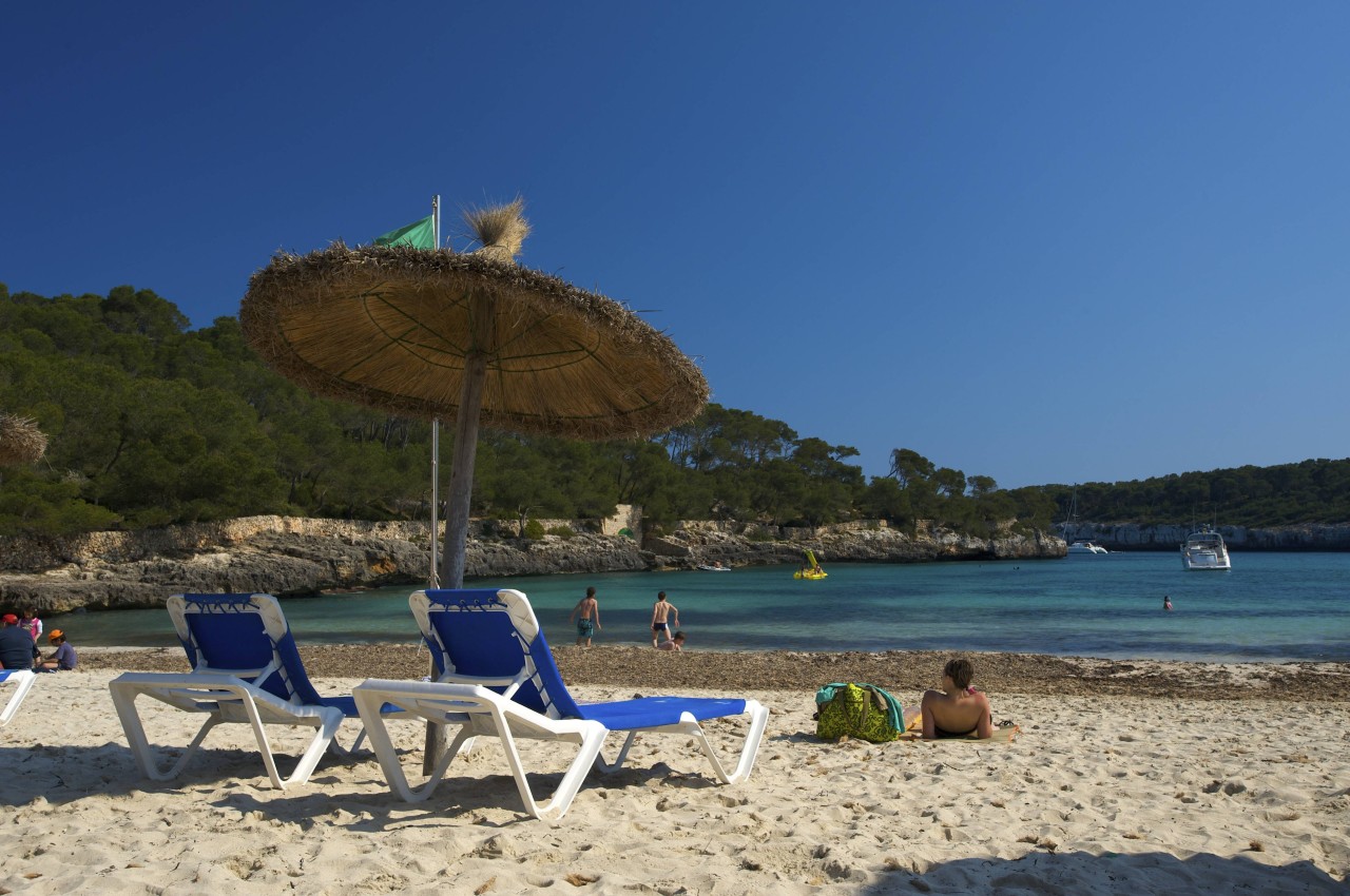 Urlaub auf Mallorca: Feuerteufel haben Liegen und Sonnenschirme angezündet. Am Flughafen hat die Polizei sie gerade noch erwischt. 