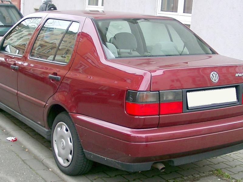 VW ist ja eigentlich erst in der jüngeren Vergangenheit für seinen Umgang mit Abgasen in die Kritik geraten. Beim Modell Vento, den die Wolfsburger zwischen 1992 und 1998 in ihrem Portfolio führten, passierte gerade unter Italienern ähnliches. Die sprechen bei „vento“ nämlich von einem „Furz“. 