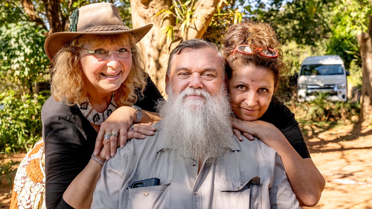 Bauer Werner mit seinen Hofdamen Karin und Conny.