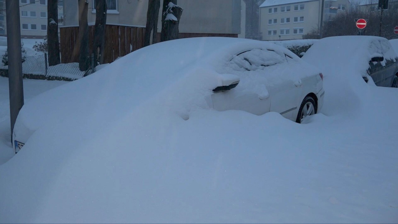 Eingeschneite Autos, zugeschneite Straßen, Räumfahrzeuge, die kaum noch hinterherkommen – so sah der Winter 2021 aus. (Archivbild)