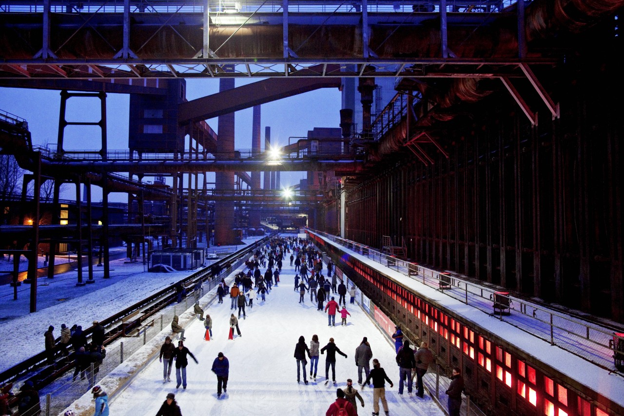 Die Eisbahn an der Zeche Zollverein lockte in diesem Jahr wieder viele Besucher an. 