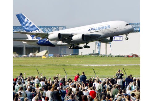 Der rund 72 Meter lange A380 fasst zwischen 500 und 600 Passagiere, verteilt auf drei Decks.