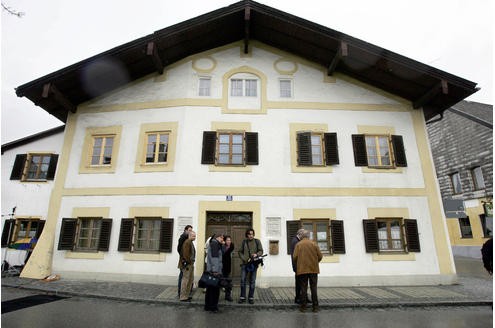 Vor dem Geburtshaus im heimischen Marktl tummeln sich nach der Papstwahl die Fotografen.