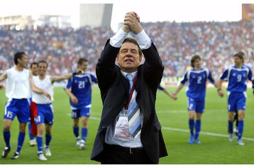 Doch wohin das führte, wissen nicht nur Fußball-Experten... Rehhagel schaffte die Qualifikation für die Europameisterschaft 2004. Schon das war ein riesiger Erfolg.
