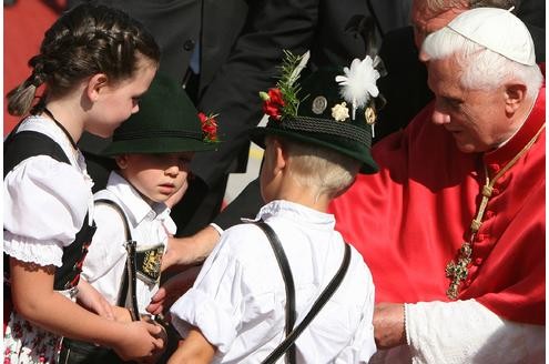 Unter den Anhängern sind viele Kinder. Sie verabschieden ihn am Münchner Franz-Josef-Strauss-Flughafen.