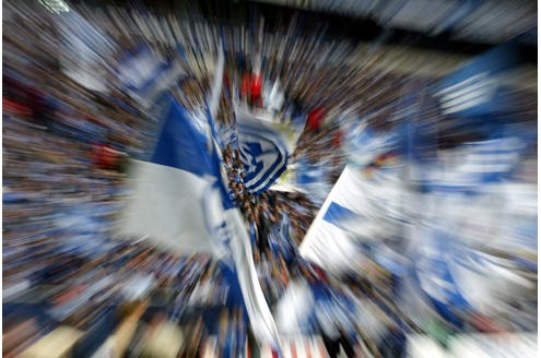 ... zudem kreativ sein. Vorwärts Nordkurve will keine Lieder kopieren, die bereits in anderen deutschen Stadien gesungen werden. Die Unterstützung zum Verein...