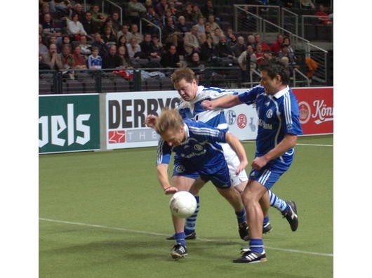 Der Ball - umkämpft wie früher. Foto: Kurt Michelis (nrz)
