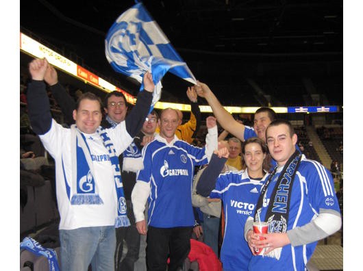 Stimmung! Die Fans des FC Schalke jubeln ihren Traditionskickern zu. Foto: tha/WAZ New Media