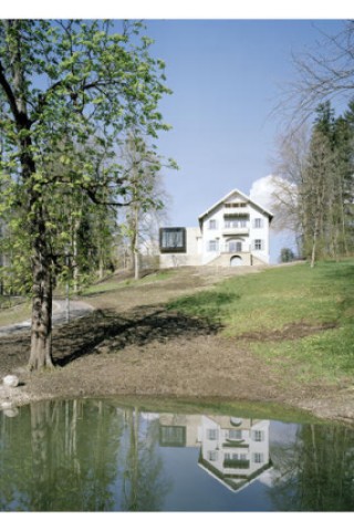 Der Kubus des neuen Franz-Marc-Museums in Kochel neben der Villa des alten Museums. Foto: FMM