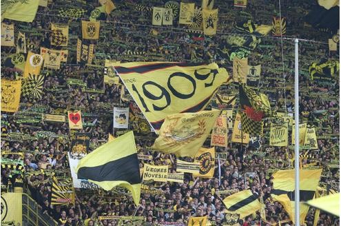 ... Gelbe Wand haben Fans Verhaltensregeln für einander festgelegt. So heißt es: Wer Teil der Gelben Wand sein möchte, übernimmt (...) Verantwortung und sollte bemüht sein, dieser Verantwortung gerecht zu werden. Man wolle keine Fans sehen, ...