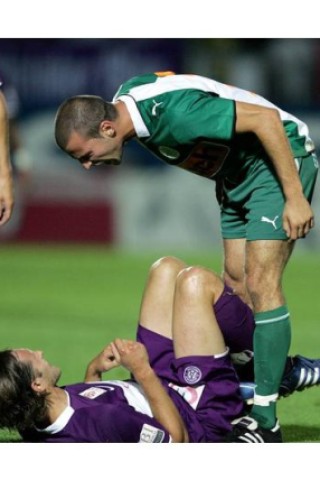 Cem Atan (Mattersburg, re.) sagt Matthias Hattenberger (Austria Wien) deutliche Worte.