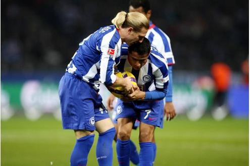 Andriy Voronin (li.) und Cicero (beide Hertha) streiten sich um die Ausführung eines Freistoßes.
